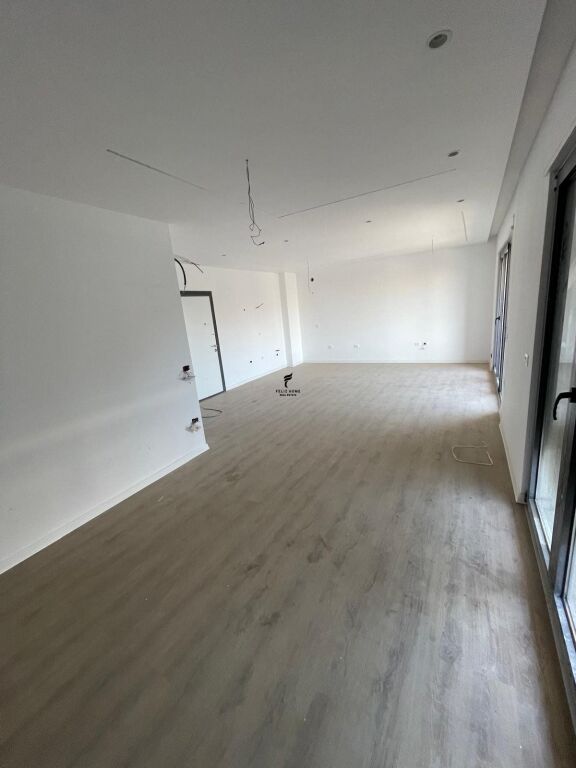 ZYRE ME QERA 62 M2 BULEVARDI RI 850 EURO FH-64380