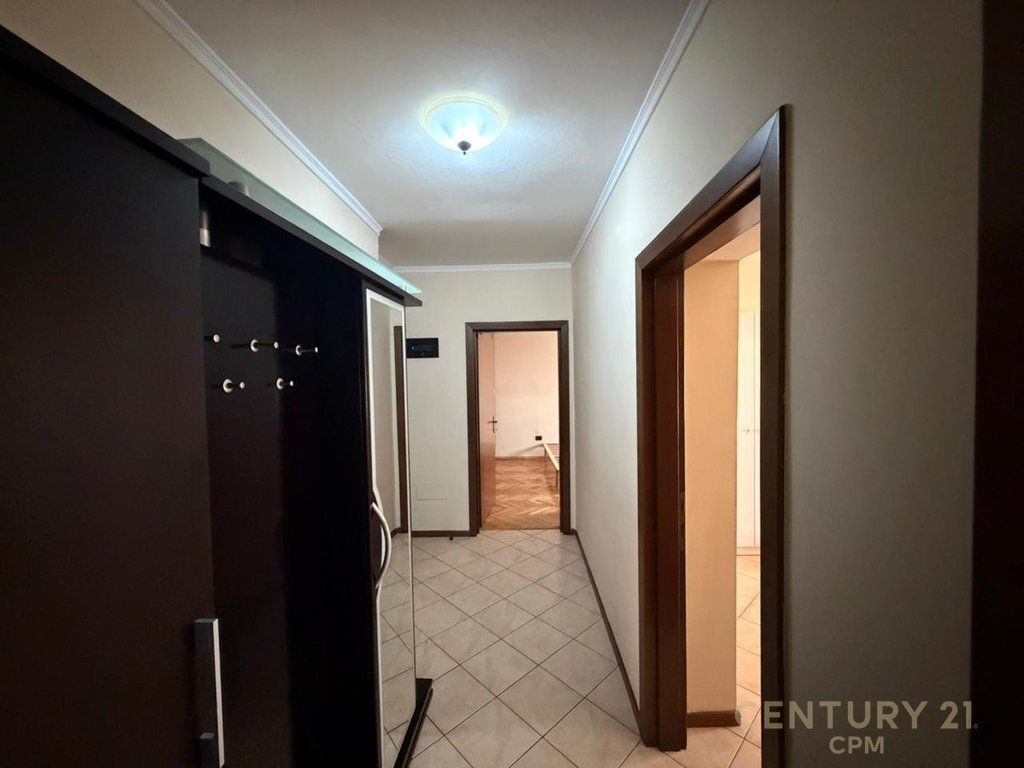 Jepet me qira apartament 2+1 në qendër të Tiranës