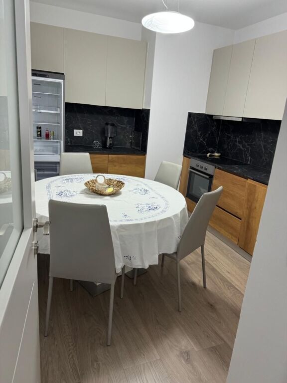 Shesim Apartament 2+1+Parkim te rrugice e Sales!!