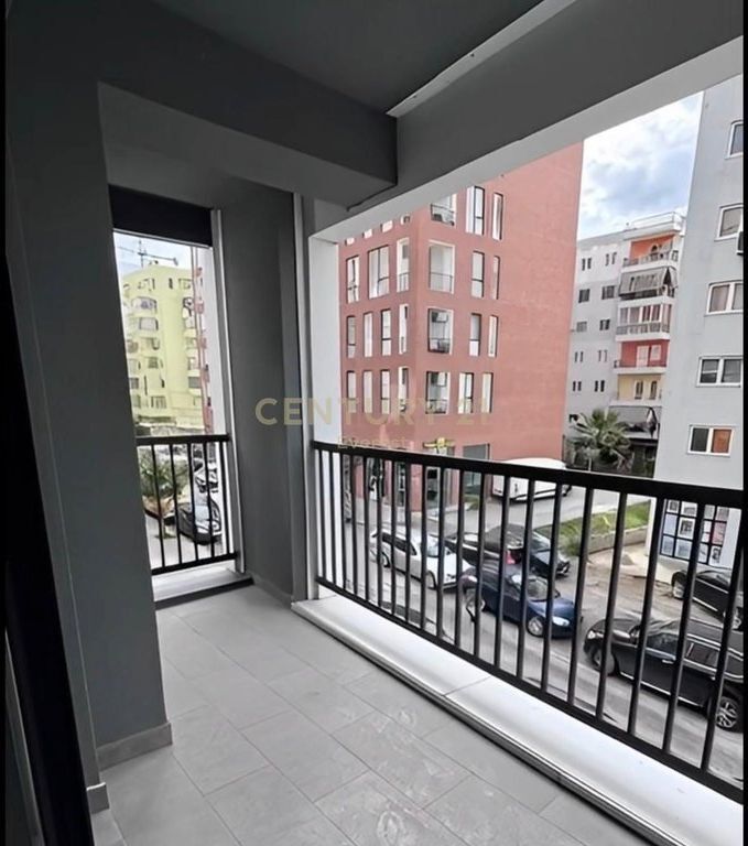 Shitet apartament 3+1+2 në zonën e Bulevardit të Ri.