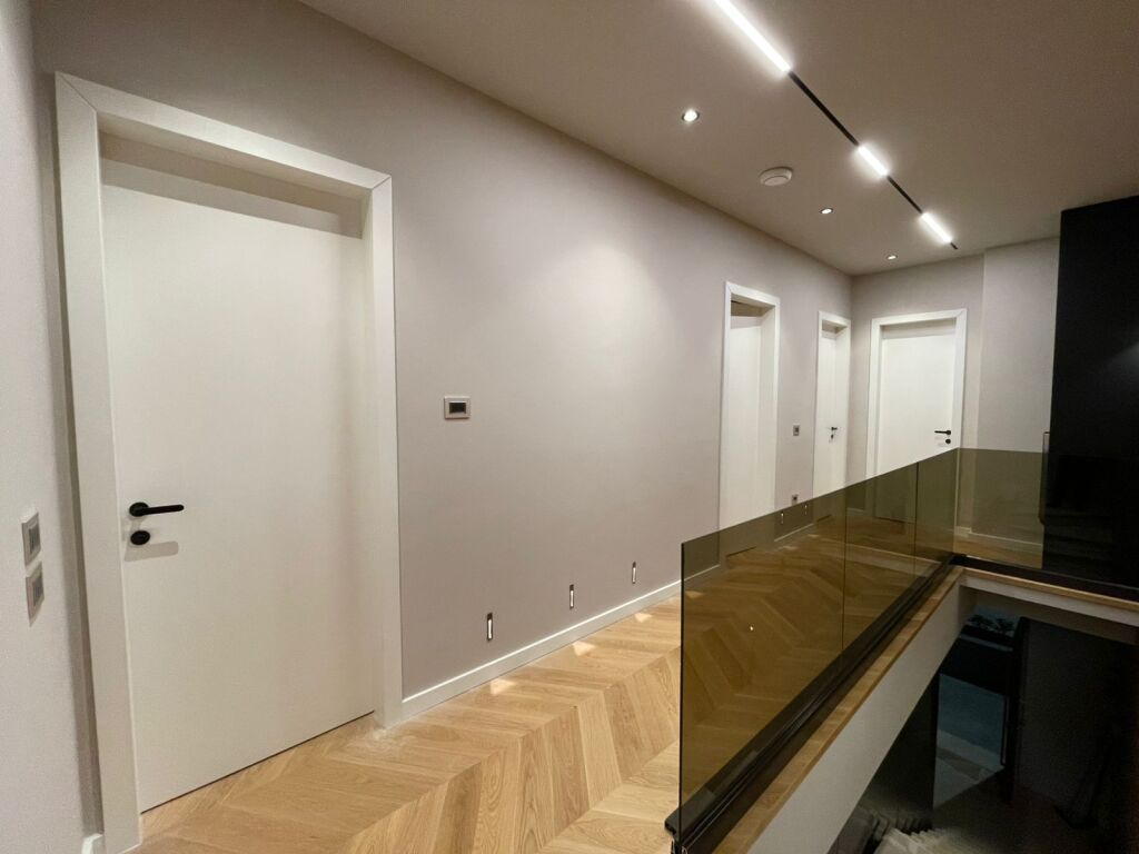 VILLA DI LUSSO SU 3 PIANI IN VENDITA VICINO A TEG