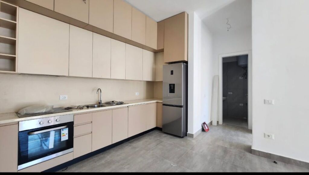 Affittasi 1+1 più posto auto, Delijorgj