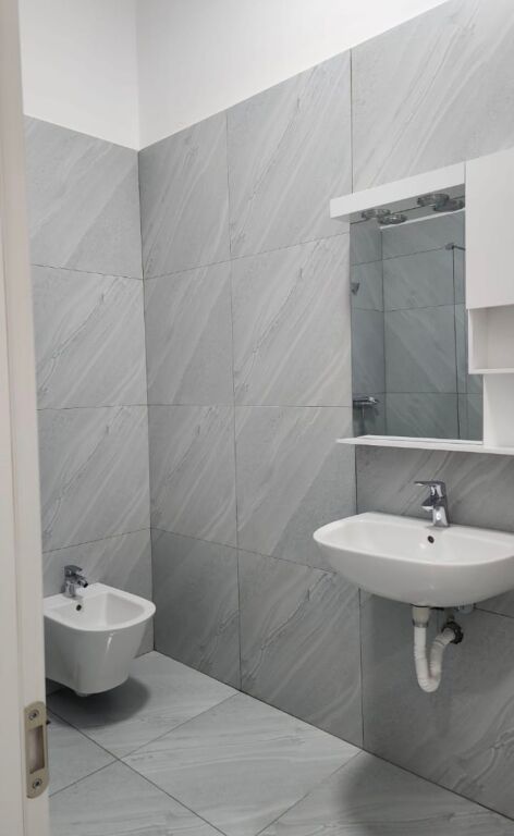 Affittasi 1+1 più posto auto, Delijorgj