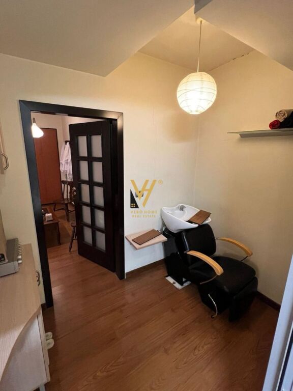 JEPET AMBIENT BIZNESI 100 M2 ME QIRA TE ISH EKSPOZITA 120.000 LEKE