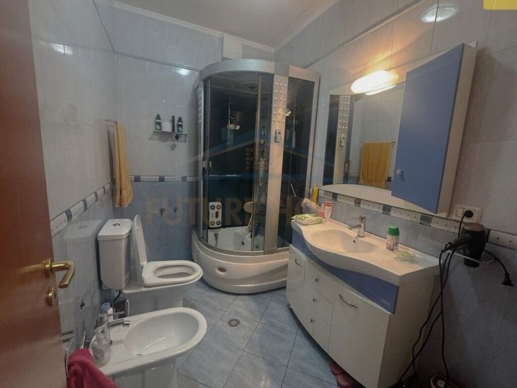 Shitet, Apartament 2+1+2, Komuna e Parisit, Tirane