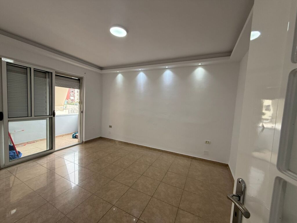 Shitet Apartament 2+1 pranë Ambulancës 9, në Rrugën e Kavajës