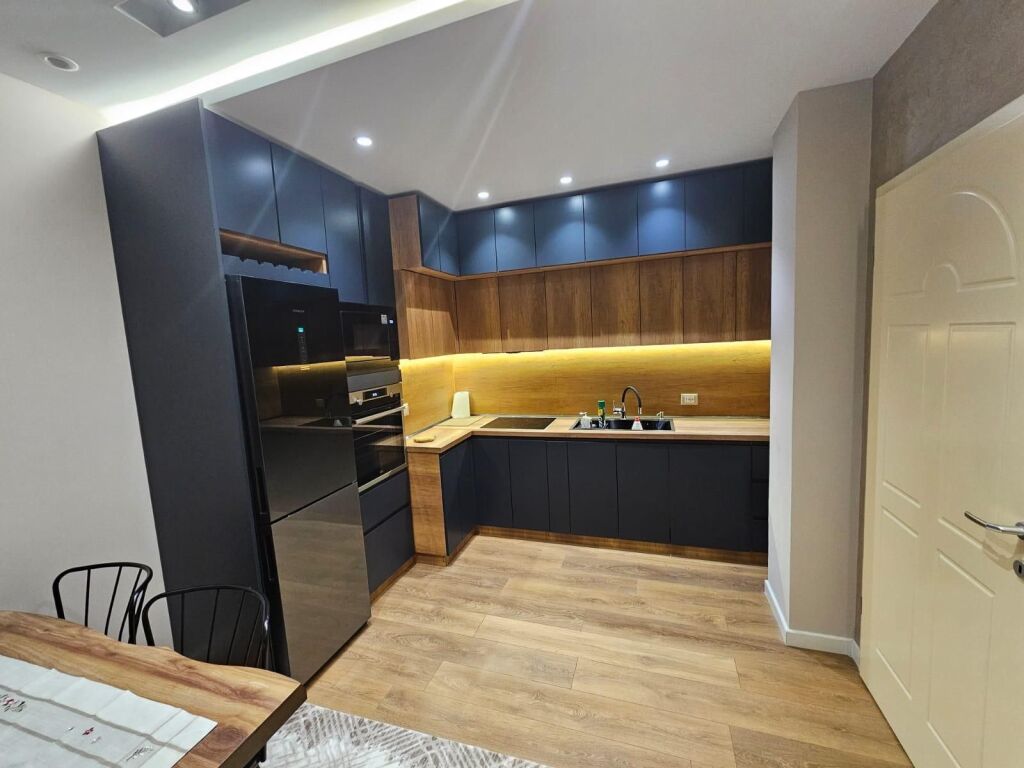 Shitet apartament lluksoz 1+1 te Liqeni i Thate