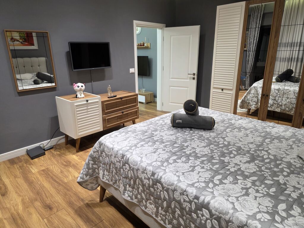 Jepet me qira apartament 1+1 Prane Gjimnazit “Petro Nini Luarasi”