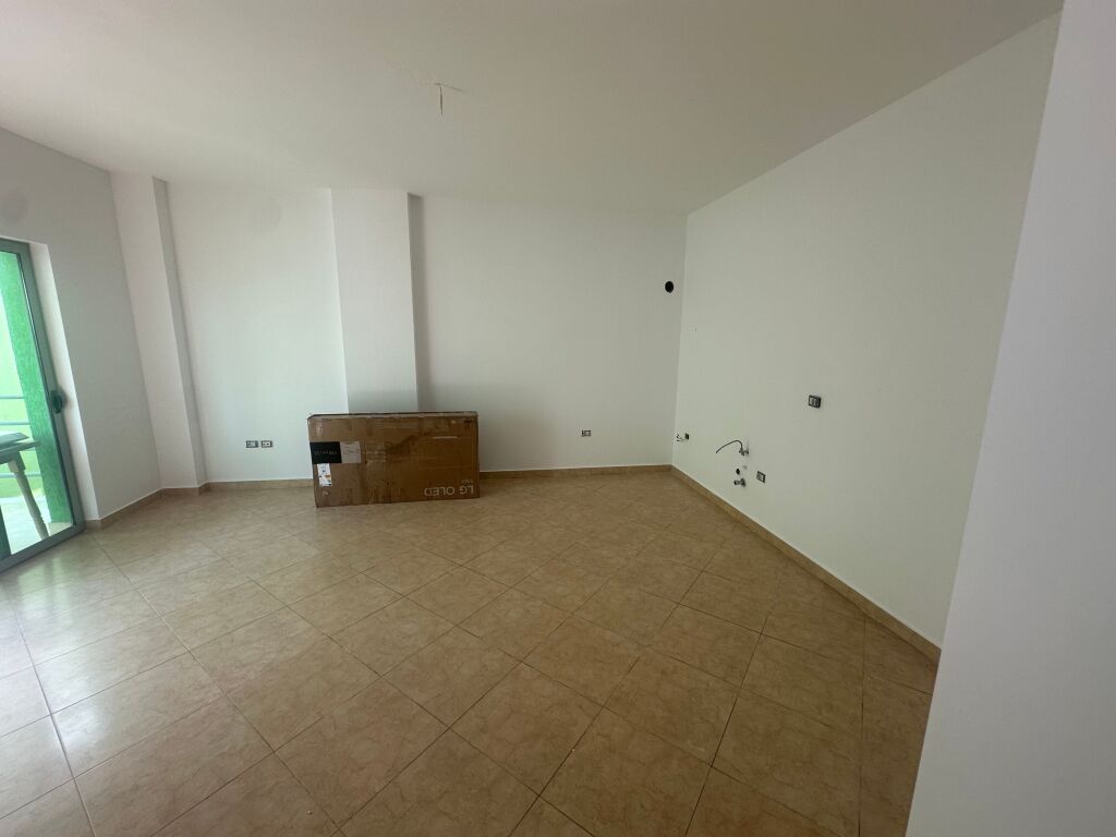 Affittasi 1+1 per ufficio in via Durresit