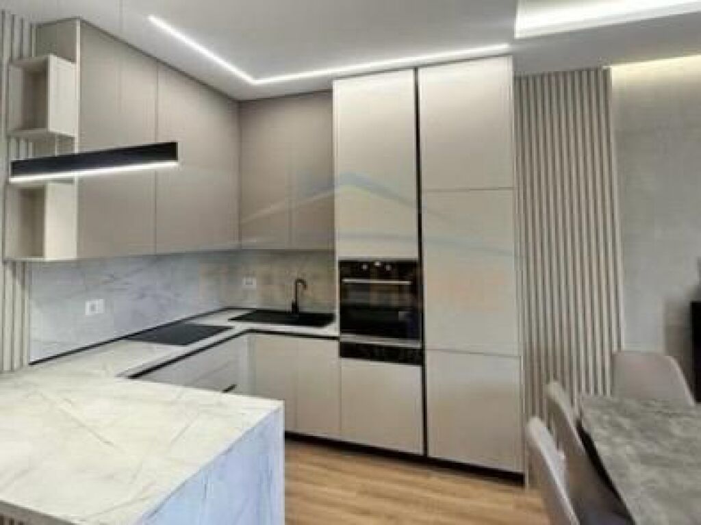 Apartament 2+1 + post parkim — Rezidenca "Secret Garden", afër TEG