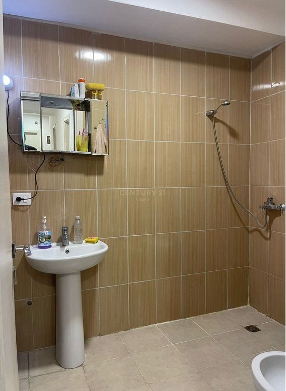 Shitet apartament 3+1+2 tek 5 Maji 205,000 € Sip. Totale  149m2