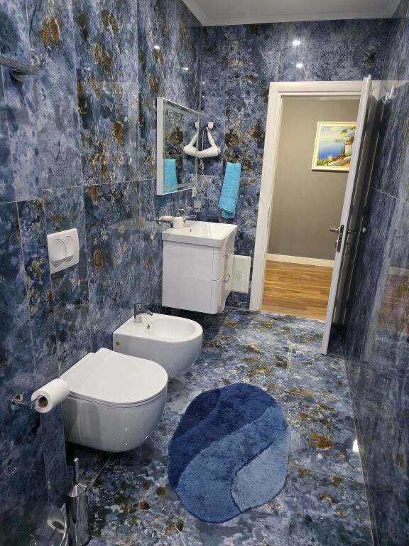 Jepet me qira apartament 1+1 Prane Gjimnazit “Petro Nini Luarasi”