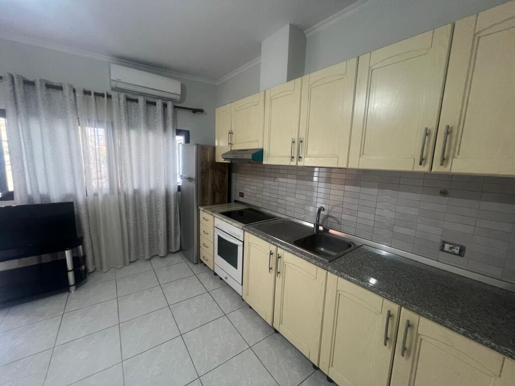 Jepet me qira apartament 1+1, 370 € , rruga Jordan Misja