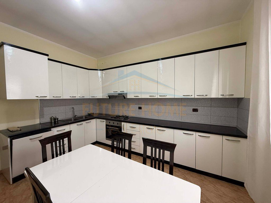 Affitto Casa Privata 1 piano con cortile, 450€