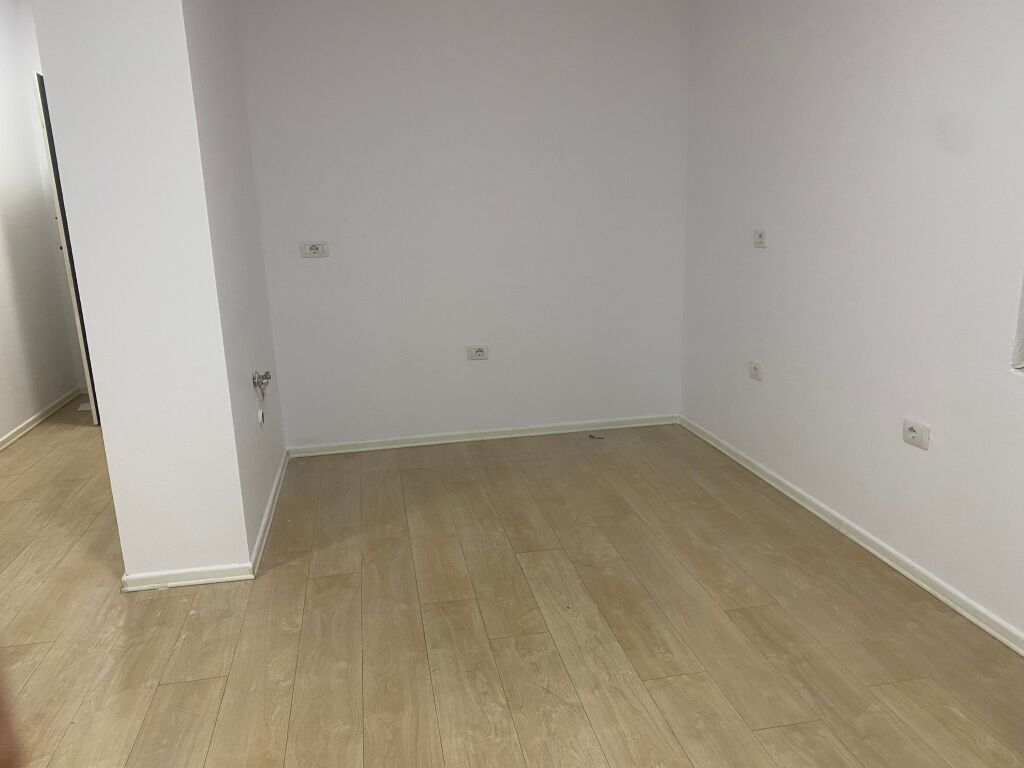 Jepet me qira apartament 2+1+2 tek Rruga e Kosovarëve