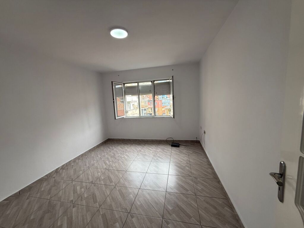 Shitet Apartament 2+1 pranë Ambulancës 9, në Rrugën e Kavajës