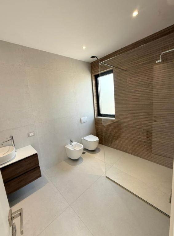 🏡 Vilë Luksoze me Pishinë për Shitje – Mjull Bathore, pranë Tirana East Gate