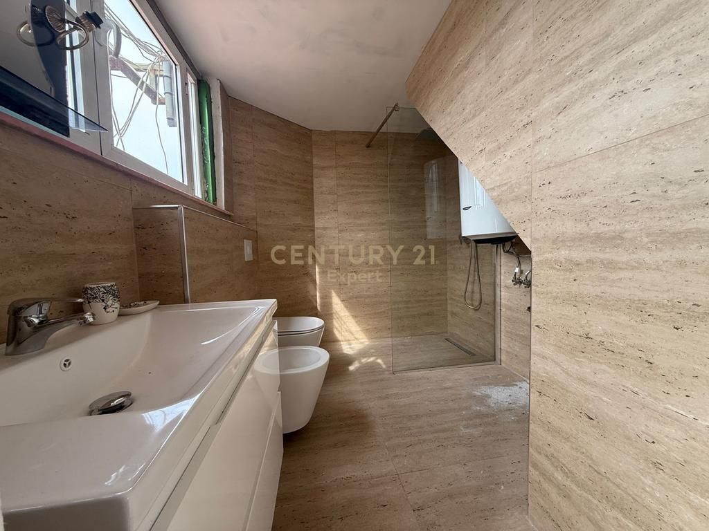 DUPLEX 2+1+2 ME VERANDE PER SHITJE NE RRUGEN E DURRESIT