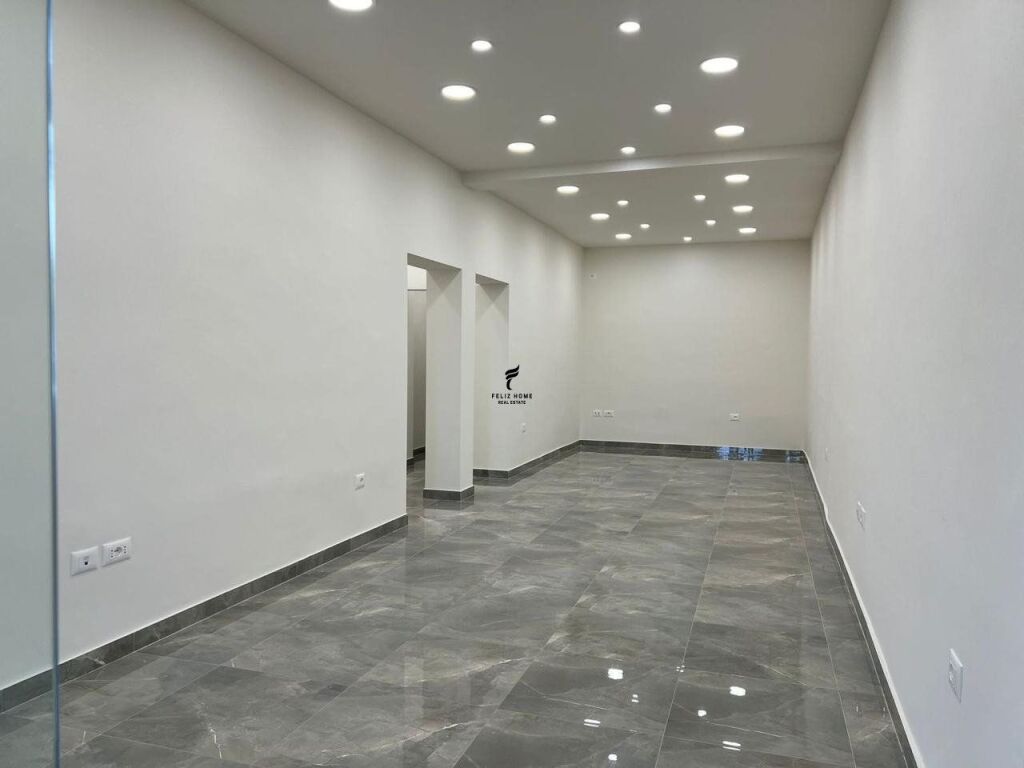 SHOP FOR RENT 70 M2 STADIUM DINAMO 250,000 LEKE FH-64670
