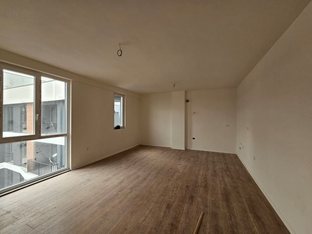 Shitet Apartament 1+1, Paskuqan