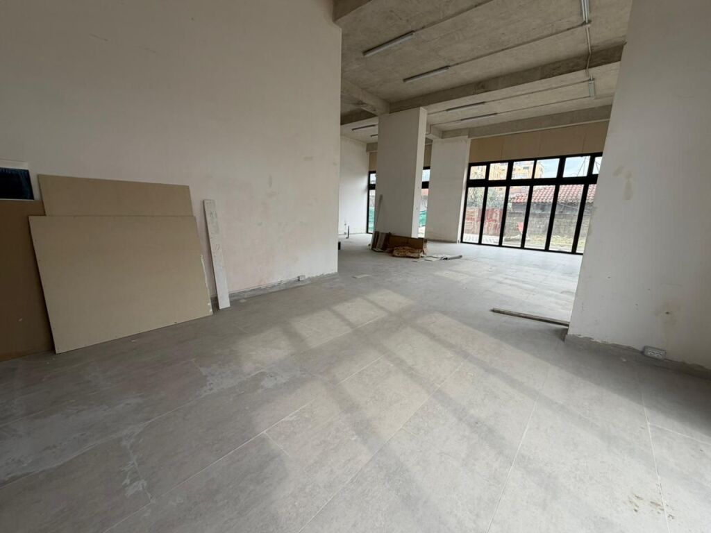 🏢 JEPET ME QIRA – Ambient Biznesi  📍 Tek Ish Fusha e Aviacionit💸Cmimi :1100 euro/muaj