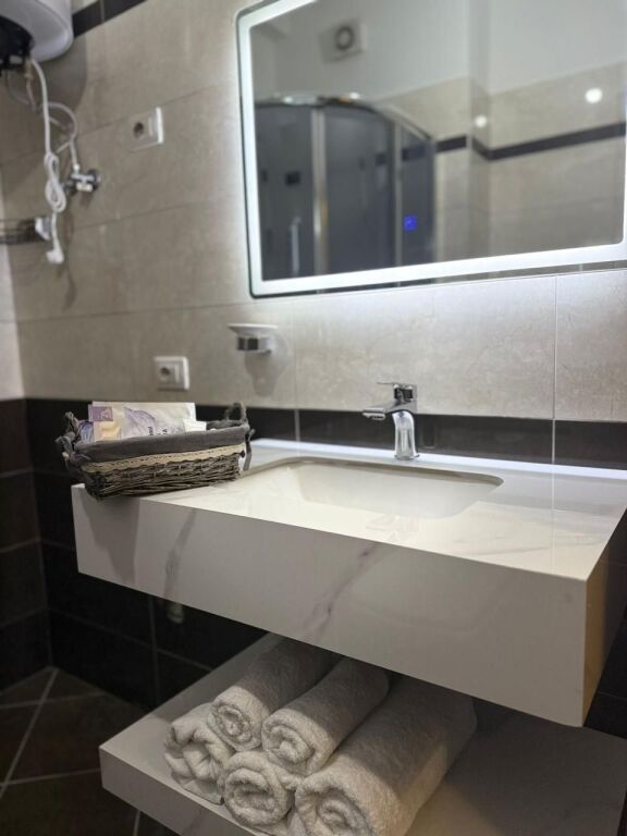 app per qera, 1+1.  kati 3 pallati Tibo perball delijorgjit  Qera 70000 lek/muaj