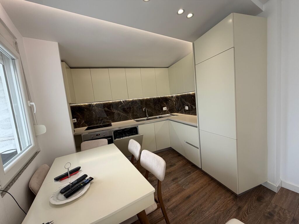 🏡 Shitet Papafingo me Parkim – Super Pamje Panoramike  📍 Liqeni i Thatë, Tiranë 🏢 Kati 6 (i fundit)  ✨ Pamje e lirë dhe panoramike, orientim perfekt  📐 Sipërfaqe: * Apartament: 70 m² * Verandë: 70 m² * Përbashkët: 15 m² * Totale: 155 m² 🚗 Parkim: 28 m²  💶 Çmimi: 250,000 €