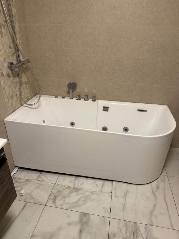 Shitet Apartamen 2+1 300 000 Euro Komuna Parisit