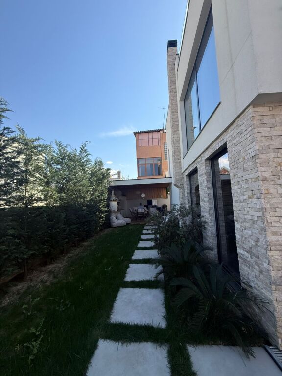 Shitet Vilë Moderne – Sauk, mbrapa Spitalit të Kafshëve