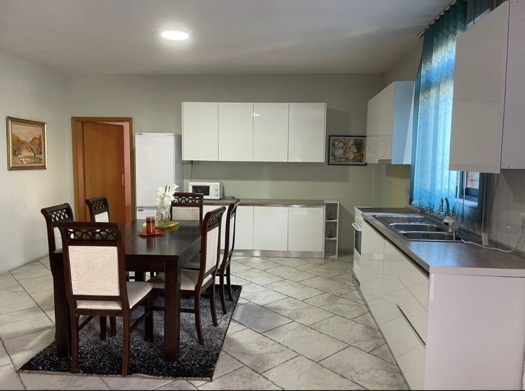Affittasi casa 2+1, vicino alla Scuola Rossa, via Qemal Stafa 650 mila lek