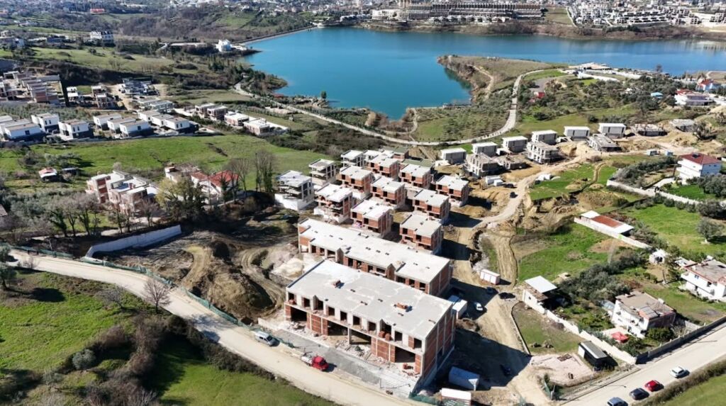 Apartment 2+1 for sale at Liqeni i Farkes