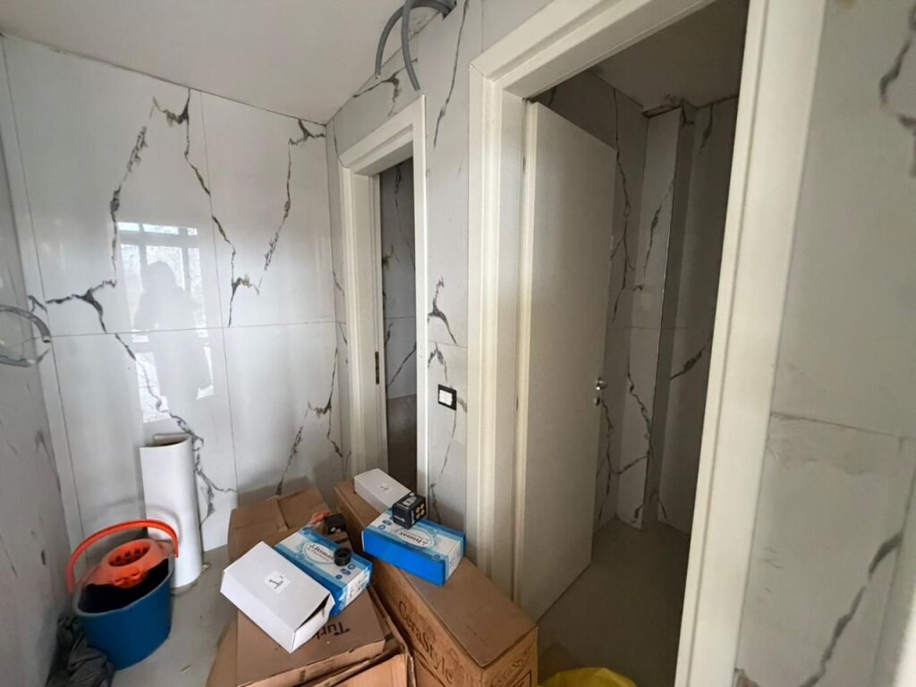 🏢 JEPET ME QIRA – Ambient Biznesi  📍 Tek Ish Fusha e Aviacionit💸Cmimi :1100 euro/muaj