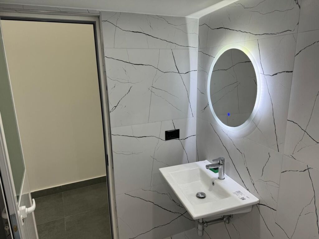 JEPET ME QERA AMBIENT BIZNESI QENDER, DURRES