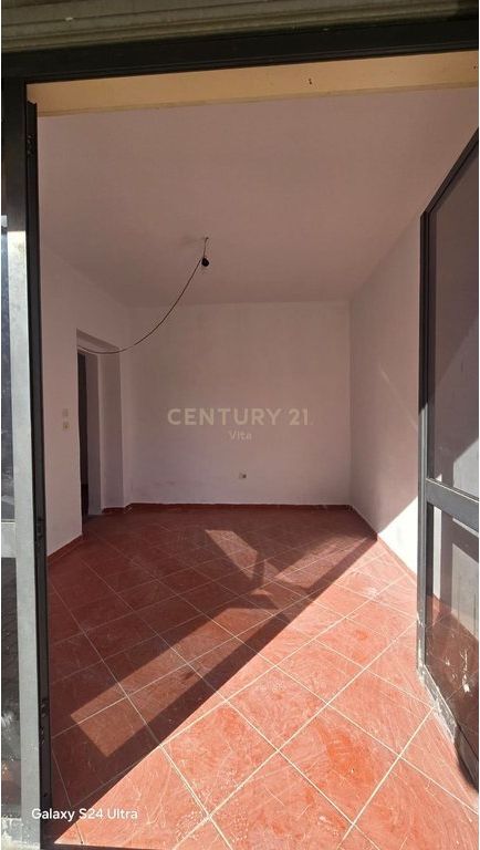 SHITEN 2 DYQANE BUZE RRUGE KRYESORE, DURRES!!