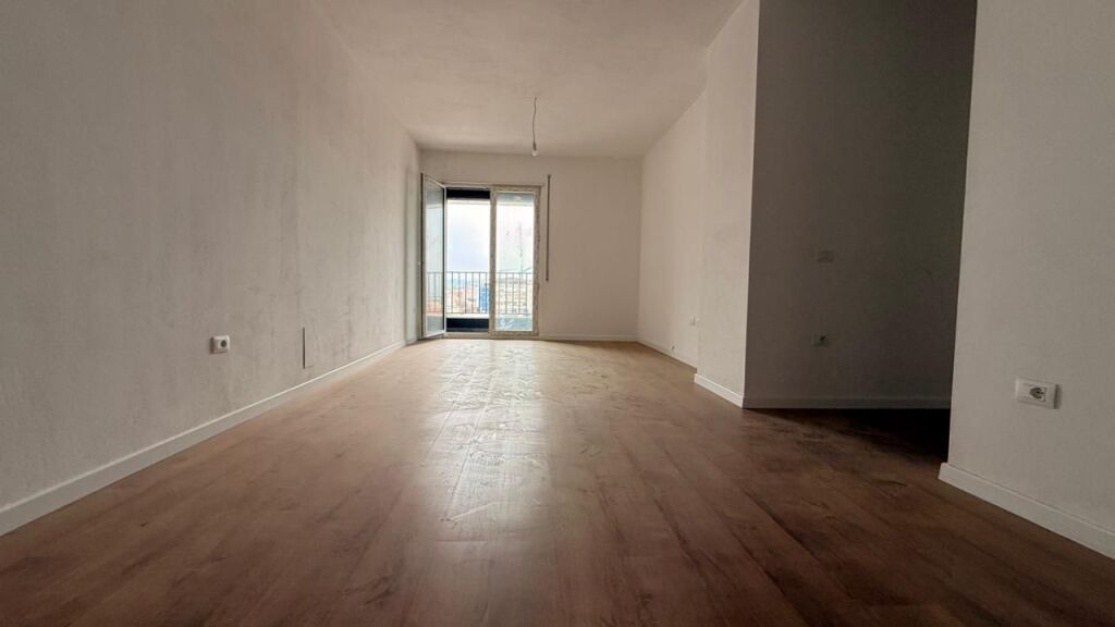 Apartament 2+1+post parkimi per shitje tek 5 Maji !