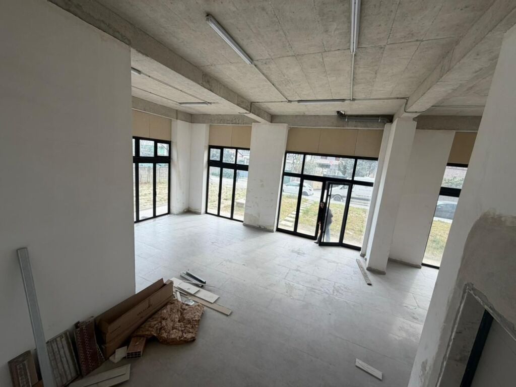 🏢 JEPET ME QIRA – Ambient Biznesi  📍 Tek Ish Fusha e Aviacionit💸Cmimi :1100 euro/muaj