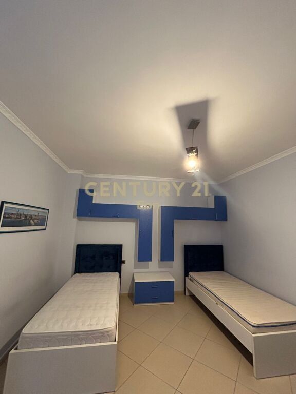 APARTAMENT 2+1 PER QIRA ,TEK DREJTORIA E POLICISE DURRES!