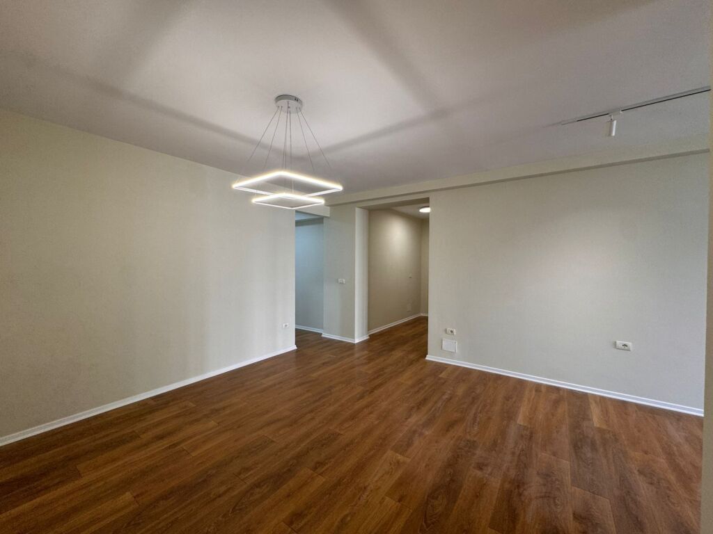 Apartament 2+1  per shitje tek zona e Astirit, prane Arc Hotel.  