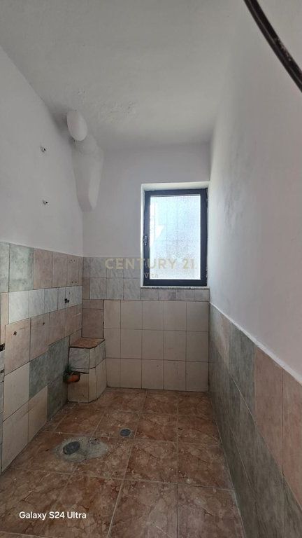 SHITEN 2 DYQANE BUZE RRUGE KRYESORE, DURRES!!