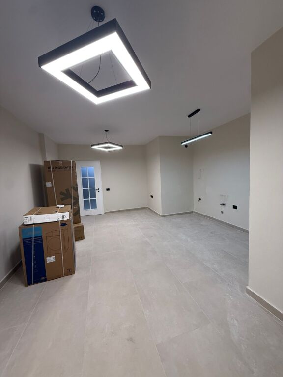 Perballe qendres Kristal pallati Big Marketit, e rikonstruktuar, 2+1+ lavanderi + ballkon