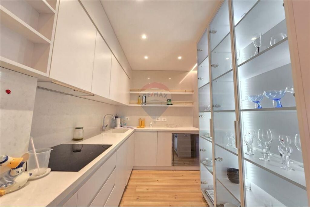 Apartment - For Rent - 9 Floors, Tirana