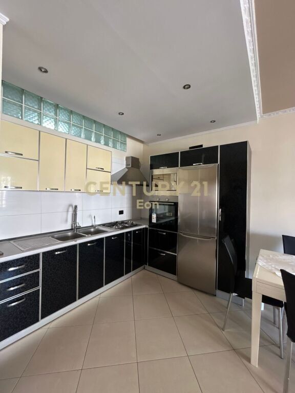 APARTAMENT 2+1 PER QIRA ,TEK DREJTORIA E POLICISE DURRES!