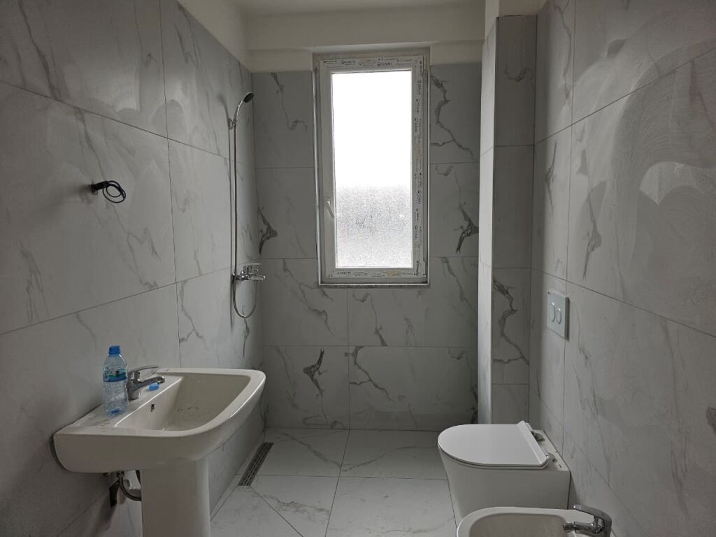 Shitet Apartament 1+1, Paskuqan