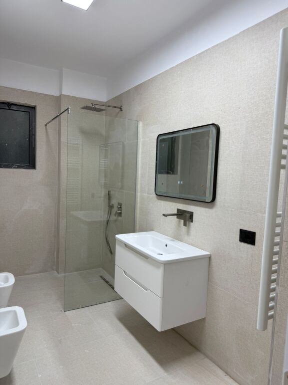 Perballe qendres Kristal pallati Big Marketit, e rikonstruktuar, 2+1+ lavanderi + ballkon