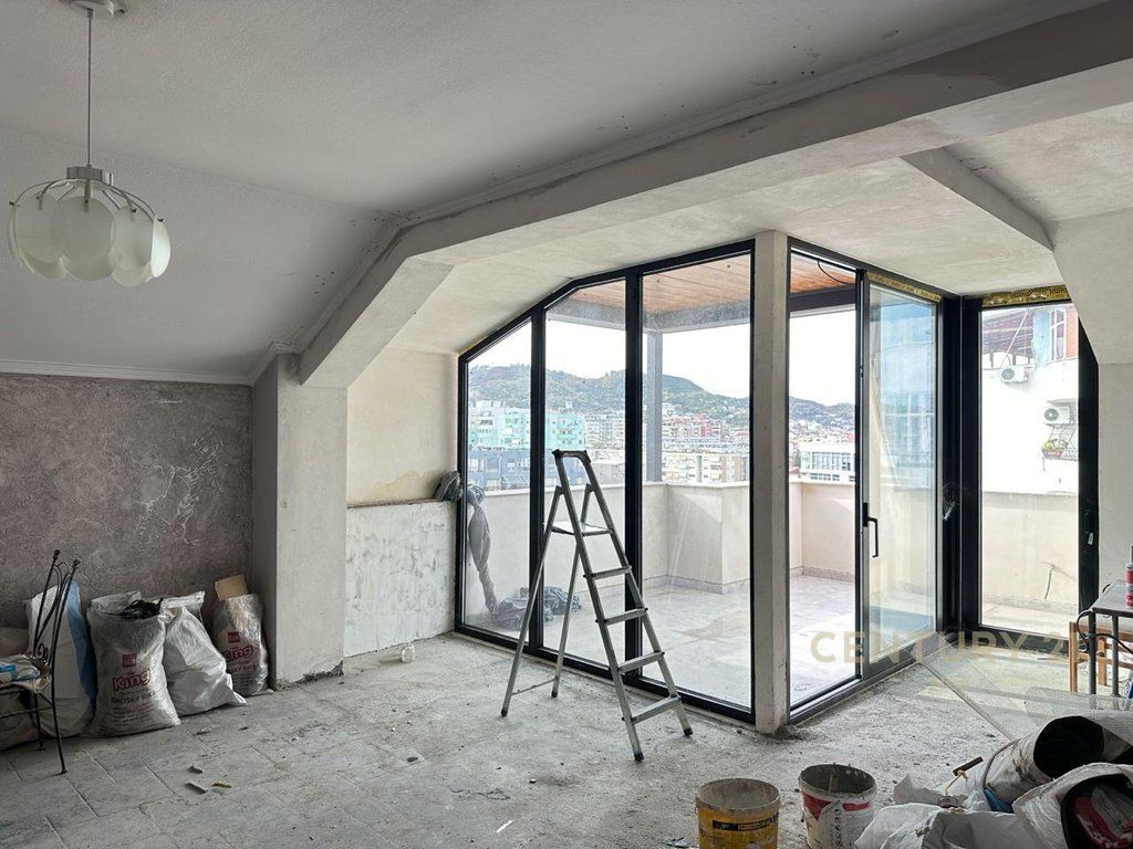 Duplex for sale in the Commune of Paris area, Tirana