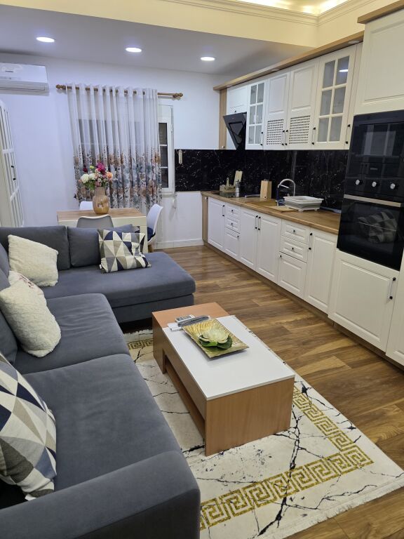 Jepet me qira apartament 1+1 Prane Gjimnazit “Petro Nini Luarasi”