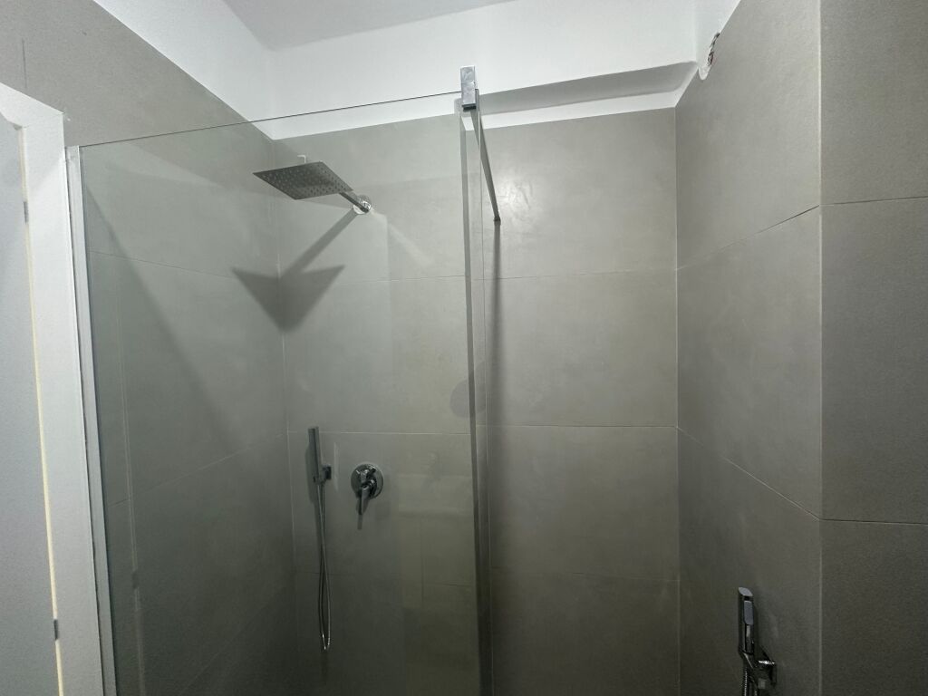 Affittasi 1+1 per ufficio in via Durresit