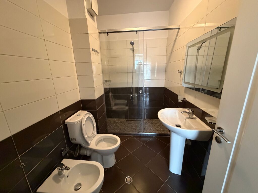 Apartament 2+1+Parkim me qera tek Kopshti Botanik