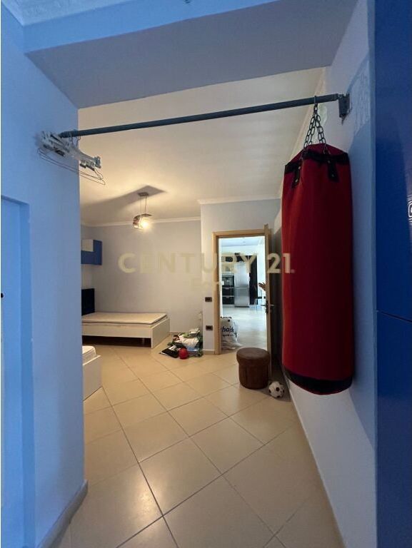 APARTAMENT 2+1 PER QIRA ,TEK DREJTORIA E POLICISE DURRES!