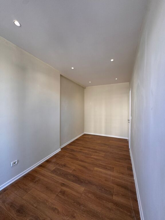 Apartament 2+1  per shitje tek zona e Astirit, prane Arc Hotel.  